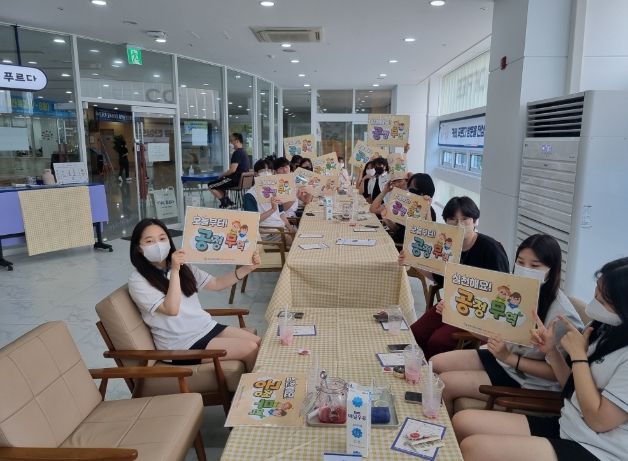 광명시청소년재단 광명시 청소년수련관의 '카페,푸르다'에 공정무역카페 벤치마킹을 위한 방문이 이어지고 있다-안산 단원고 청소년 방문