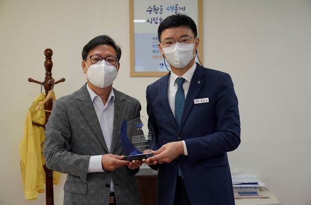 경기도주식회사 수원시 감사패 전달(2022년 9월 22일, 왼쪽부터 박사승 수원시 경제정책실장, 배공만 경기도주식회사 본부장)