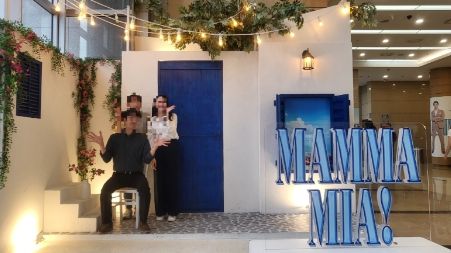 양촌읍 지역사회보장협의체는 지난 26일 저소득 한부모 가정 등 30여 명 가구원과 함께 유명 뮤지컬 ‘맘마미아’를 관람했다.  <사진>은 맘마미아를 관람한 양촌읍 주민들이 관람 후 기념사진을 촬영하는 모습이다.