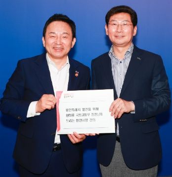 이상일 용인특례시장(오른쪽)이 9일 화성시 전곡항마리나클럽하우스에서 열린 '국토교통부장관과 경기도시장군수협의회와의 간담회'에서 원희룡 국토교통부 장관(왼쪽)에게 건의 사항을 전달했다.