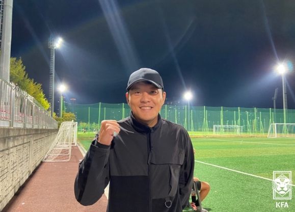 윤신영 통영고 감독대행이 25일 고등리그 경기를 마친 후 기념촬영에 응하고 있다.