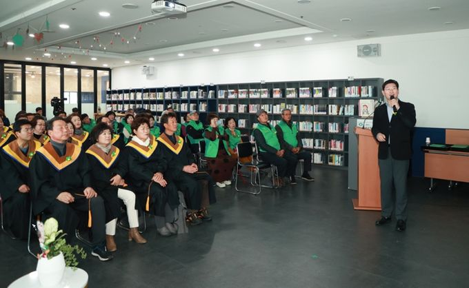 이상일 용인특례시장이 지난 17일 새마을회관에서 열린 '새마을 열린대학 수료식'에서 인문학 특강을 진행하고 있다.