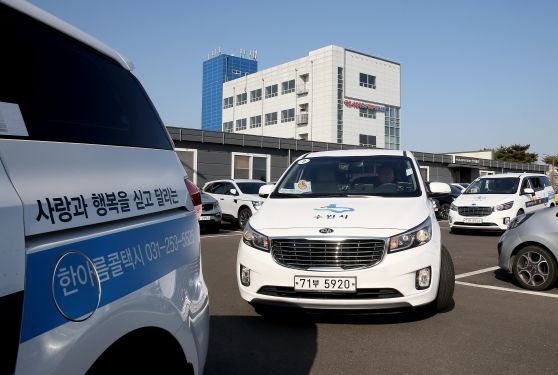 수원도시공사가 운영하는 교통약자지원단이 중증장애인과 가족에게 야외나들이를 위해 특별교통수단을 무상지원 하는 ‘힐링라이드’사업을 추진한다고 20일 밝혔다. 사진은 교통약자지원차량 운행모습.(사진=수원도시공사 제공)