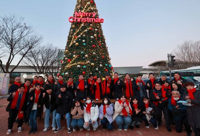 이상일 용인특례시장이 3일 시청 앞에서 열린 크리스마스트리 점등식에서 참가자들과 기념촬영을 하고 있다