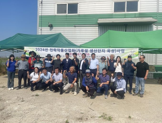 평택시, 가루쌀 모내기 시연 행사 열려...