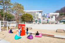 성남아트센터 광장, 잔디밭 위 열린 도서관으로…