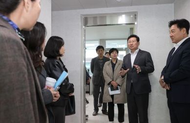 이상일 용인특례시장, 백봉초 체육관·용천초 어울림센터 현장 점검