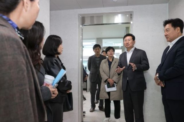 이상일 용인특례시장, 백봉초 체육관·용천초 어울림센터 현장 점검