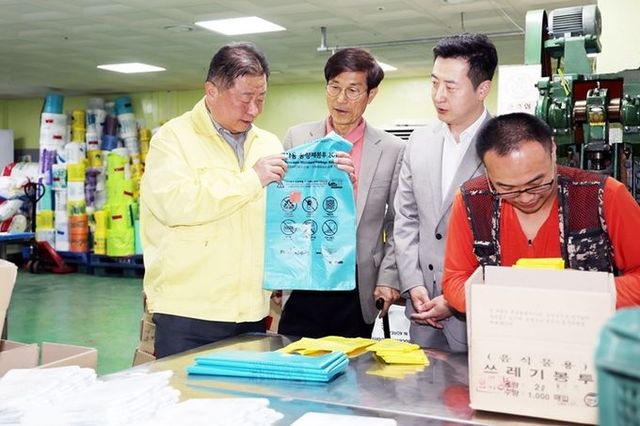 '파주시 비상경제 대응-종량제봉투수급안정' 파주시장, 종량제봉투 제작업체 현장 점검 "시민 불편 없도록 공급에 만전"