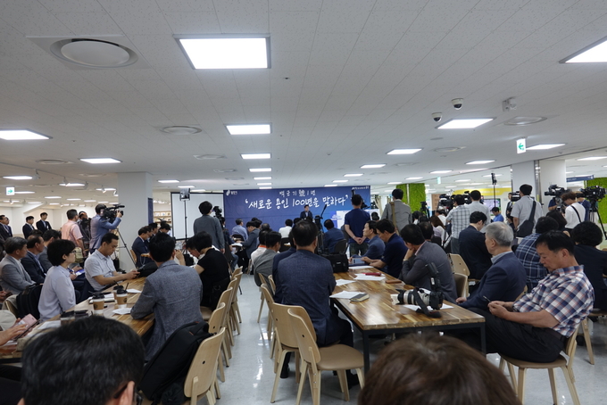 용인어린이상상의 숲에서 열린 백군기 시장 취임 1주년 기자간담회에 참석한 용인출입기자들 모습