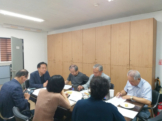 27일 오전 (사)경기인터넷언론인협회 운영위원들이 회의를 하고 있다.