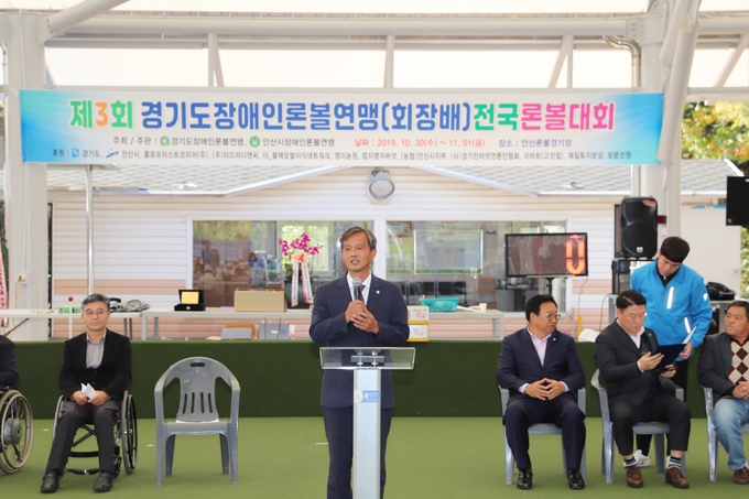 권훈겸 경기도장애인론볼연맹회장이 개회사를 하고 있다.
