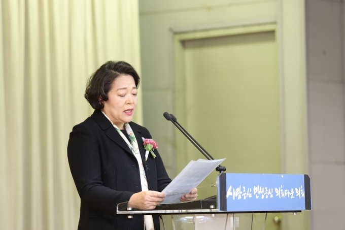 [사단법인 경기인터넷언론인협회 이연자 이사장이 인사말을 하고 있다]