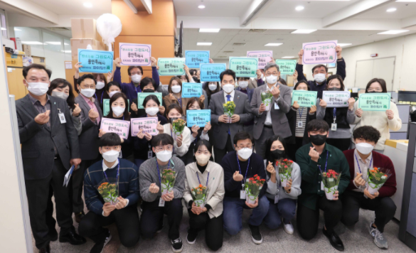 백군기 용인시장이 13일 용인특례시 출범을 축하하며 직원들과 기념촬영을 하고 있다.