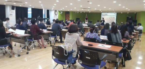 군포시 주민참여예산학교에서 시민들이 진지하게 강의를 듣고 있다.