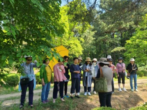 서울대학교 수원수목원 숲해설 프로그램에 참여하고 있다