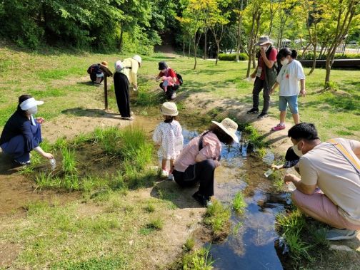 군포시 수리산 산림교육·치유 프로그램의 가족단위 참여자들이 힐링 시간을 보내고 있다.