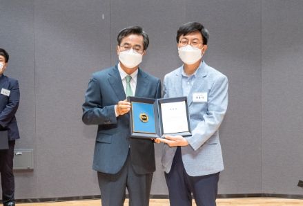 제11회 인구의날 기념식에서 시니어클럽 최용석 관장이 경기도지사 표창을 수여받고 있다.