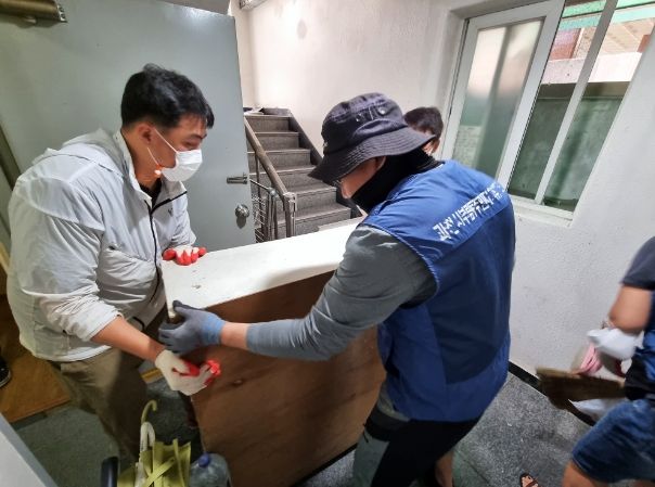 과천 부림동 주민들, 침수피해 입은 장애인 1인 가구 2곳에 복구 봉사 나서