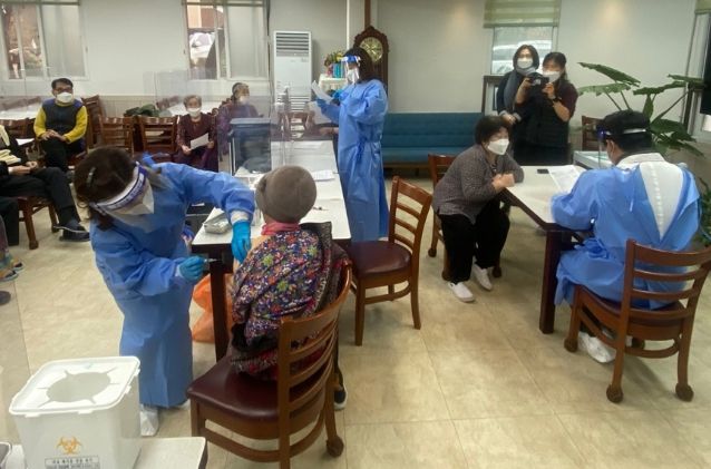 과천시, 코로나19 동절기 추가접종 독려 나서…어르신 이용 시설로 찾아가는 접종도 실시해