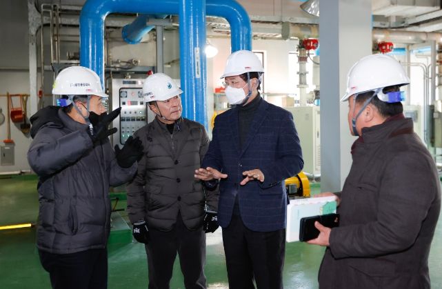 이상일 용인특례시장이 송전레스피아를 찾아 직접 하수처리시설을 둘러보고, 현장 근무자들과 이야기를 나누고 있다.