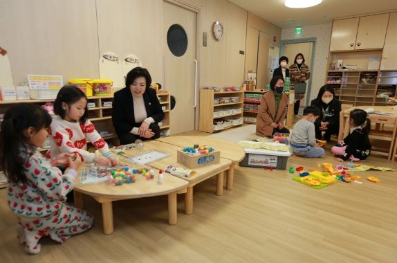 신계용 과천시장, 2일 개원한 과천시립 푸른숲어린이집 방문