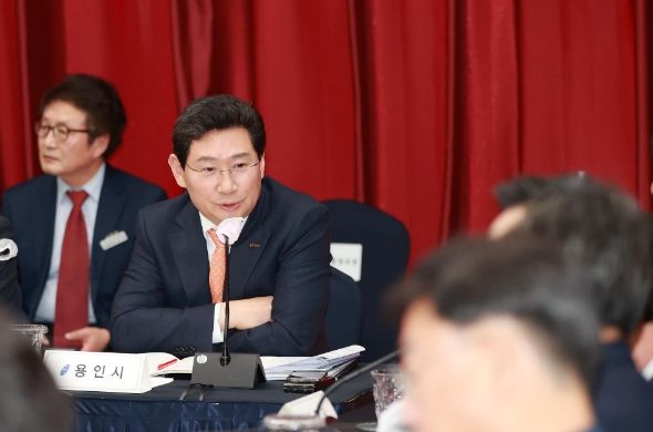 이상일 용인특례시장이 경기도 시장·군수협의회 정기회의 및 정책협력위원회에서 발언하고 있는 모습