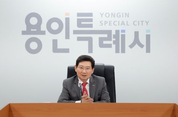 이상일 용인특례시장이 7일 영상회의실에서 간부공무원회의를 주재하고 있다.