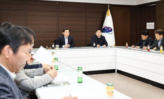 이상일 용인특례시장이 17일 이동, 남사 국가첨단산단 후속조치를 위한 회의를 주재하고 있다