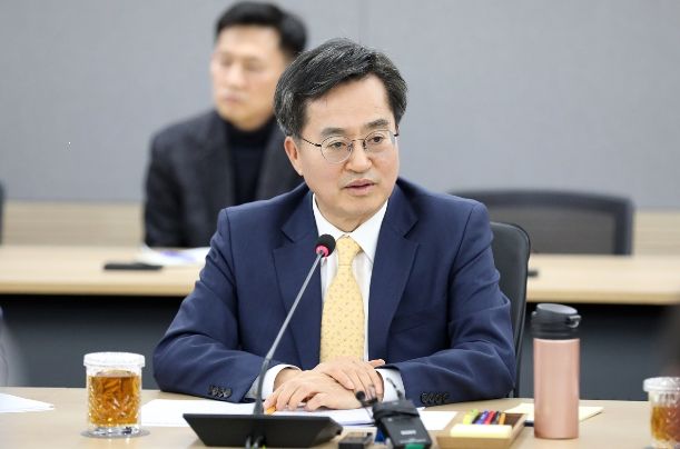 경기도 <b>김동연</b>, “<b>반도체</b> 지원 전담조직, 기업 고충 풀어주는... 