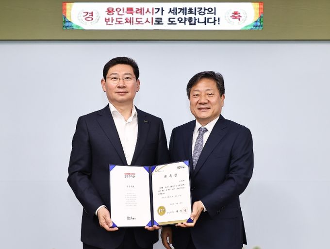 용인특례시 이상일 시장(왼쪽)과 특별고문으로 위촉된 강대희 서울대학교 의과대학 교수(오른쪽)