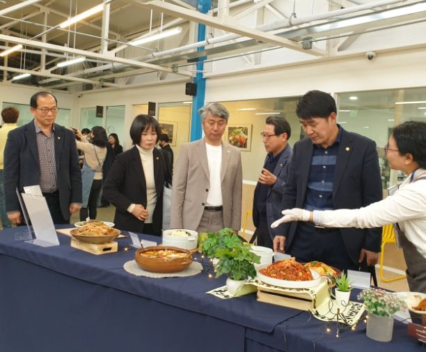 왼쪽부터 관계공무원, 위영란 부위원장, 장철규, 배정수 의원이 화성시 향토 음식에 관한 설명을 듣고 있다.