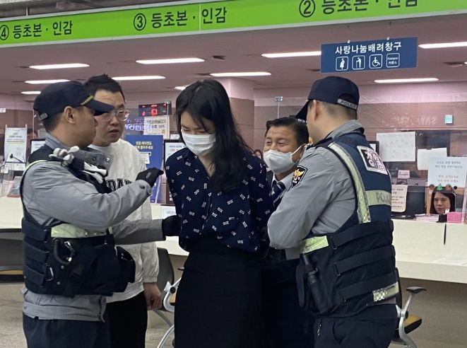 수지구가 민원실에서의 폭언과 폭행에 대응하기 위해 모의 훈련을 진행했다. 가해 민원인을 경찰이 제압하는 모습
