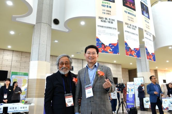이상일 용인특례시장이 15일 제주특별자치도 문예회관 대극장에서 열린 제41회 대한민국연극제에서 최종원 명예대회장과 사진촬영을 하고 있다.