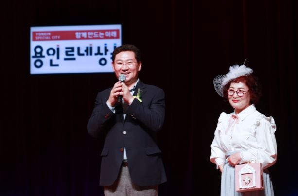 이상일 용인특례시장이 4일 시청 에이스홀에서 열린 '제1회 시니어 패션쇼'에서 축하 인사를 하고 있다.