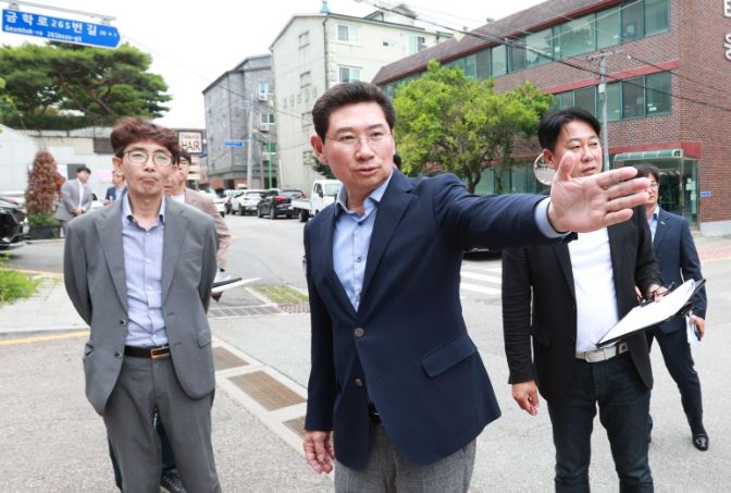 지난 7일 용인고등학교를 통학 안전 상황을 확인하고 있는 이상일 용인특례시장
