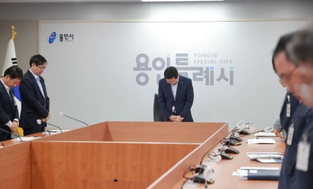 7월 17일 이상일 용인특례시장과 시 간부공무원들이 회의에 앞서 비 피해로 희생된 분들을 애도하며 묵념을 하고 있다.