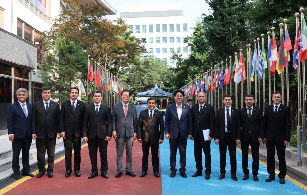 1. 국기원을 방문한 바이무랏 투르크메니스탄 부총리(왼쪽에서 여섯 번째) 등 일행이 전갑길 국기원 이사장(왼쪽에서 다섯 번째), 이동섭 국기원장(왼쪽에서 일곱 번째)등과 함께 국기광장을 배경으로 기념촬영을 했다.