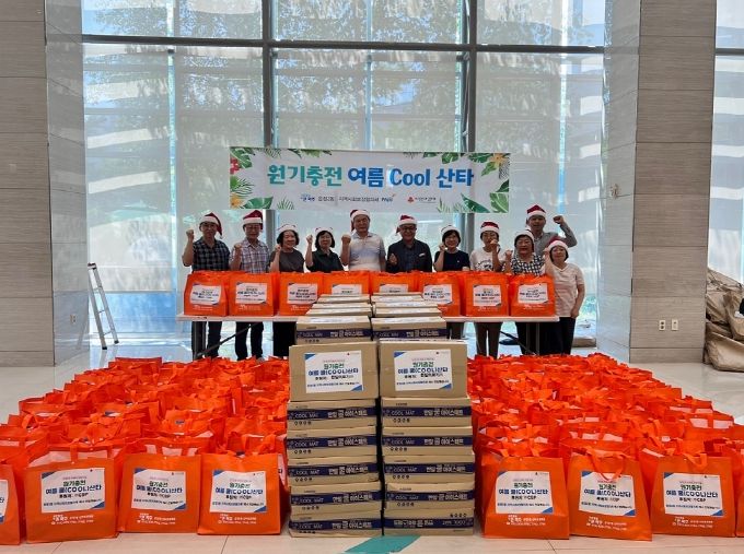 파주시 운정2동, 중복 맞아‘여름 산타’선물 꾸러미 전달