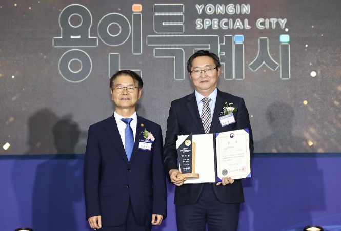용인특례시가 지난 2일 정부세종컨벤션센터에서 열린 전국 지방자치단체 일자리대상 시상식에서 우수상을 수상했다. 사진 오른쪽부터 류광열 용인특례시 제1부시장, 이정식 고용노동부 장관.