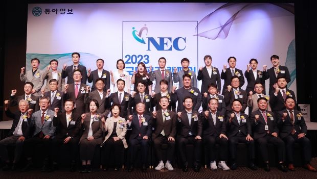 용인특례시는 24일 '2023 국민 공감 캠페인' 에서 지역혁신경영 부문 대상을 받았다. 사진은 수상자들과 함께 기념촬영을 하고 있는 이상일 용인특례시장의 모습(맨 앞줄 우측에서 다섯 번째)