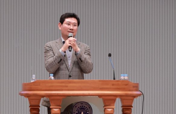이상일 용인특례시장이 27일 총신대학교에서 열린 용인기독교총연합회 기도대성회에 참석해 축사를 하고 있다