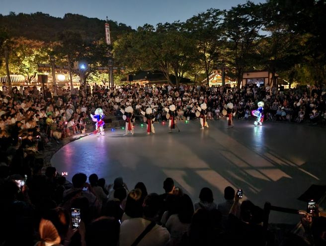 용인특례시의 용인 여름빛 야간 마실 행사가 지난 2일 한국민속촌에서 열렸다.