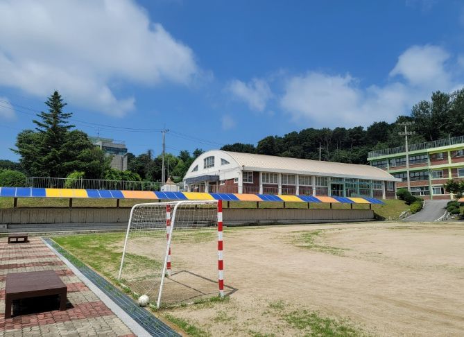 (가칭)백암복합문화센터가 건립될 백암초등학교현 체육관 부지 모습