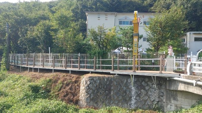 처인구가 포곡읍 홍재설 지사 2대 3부자 묘소 진출입로를 개선했다.