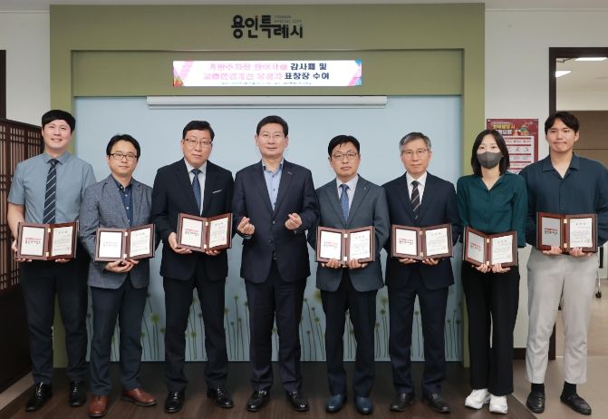 이상일 용인특례시장이 13일 개방주차장 지원사업에 참여한 5곳 시설 관계자에게 감사패를 전달한 뒤 기념촬영을 하고 있다