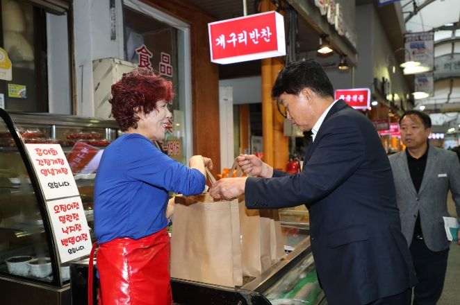 하은호 군포시장, 전통시장 장봐서 복지시설에 전해