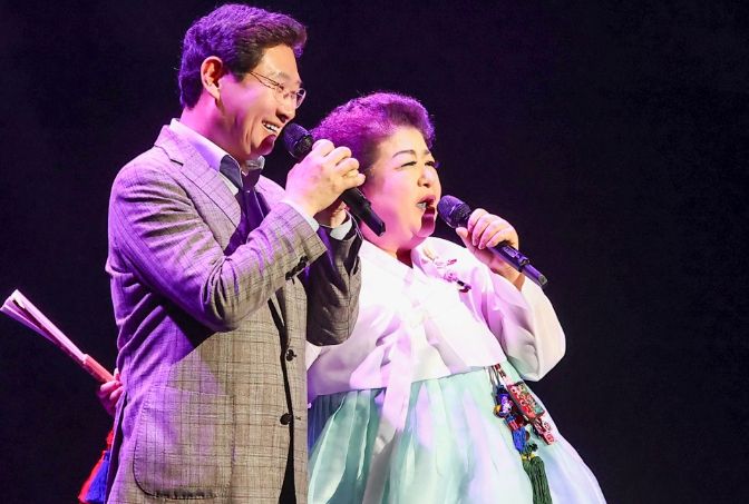 이상일 용인특례시장이 3일 저녁 용인 포은아트홀에서 열린 제20회 용인예술제에서 최근순 명창과 함께 임영웅의 ‘별빛 같은 나의 사랑아’를 부르고 있다.