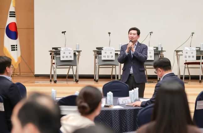 지난 5일 문화예술원 국제회의실에서 열린 '용인시 첨단모빌리티 정책 포럼'에 참석한 이상일 용인특례시장이 인사말을 하고 있다.