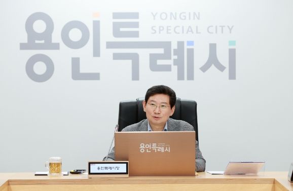이상일 용인특례시장이 6일 협업기관의 2024년 주요업무 추진계획 보고회를 주재하고 있다.